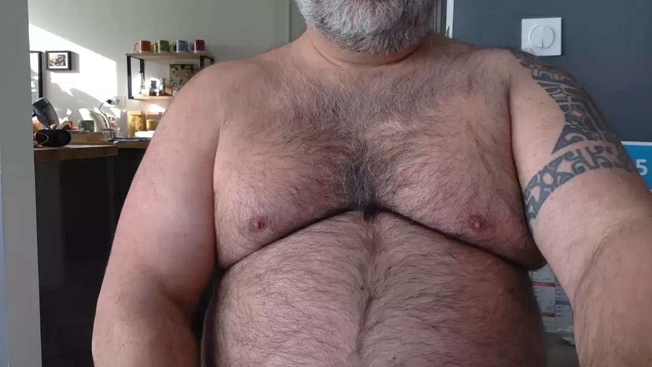 pissbear_sexy on Cam4 