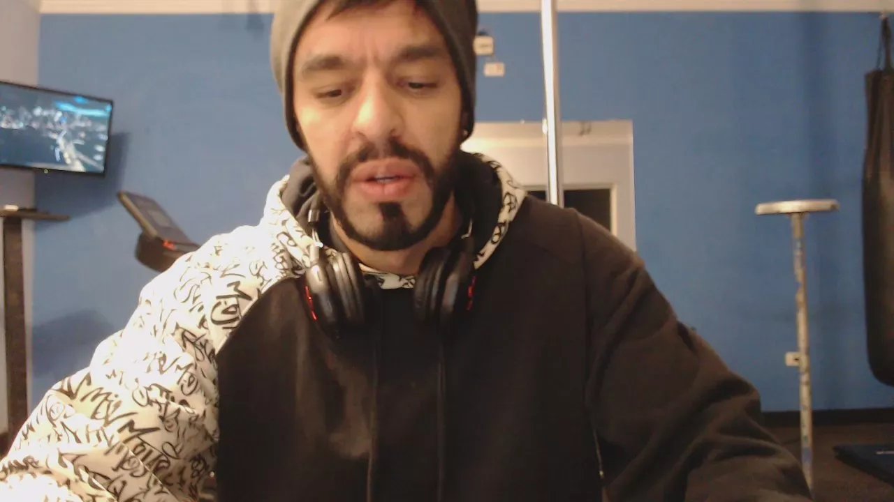 Offline Rickferrari2023 on Cam4