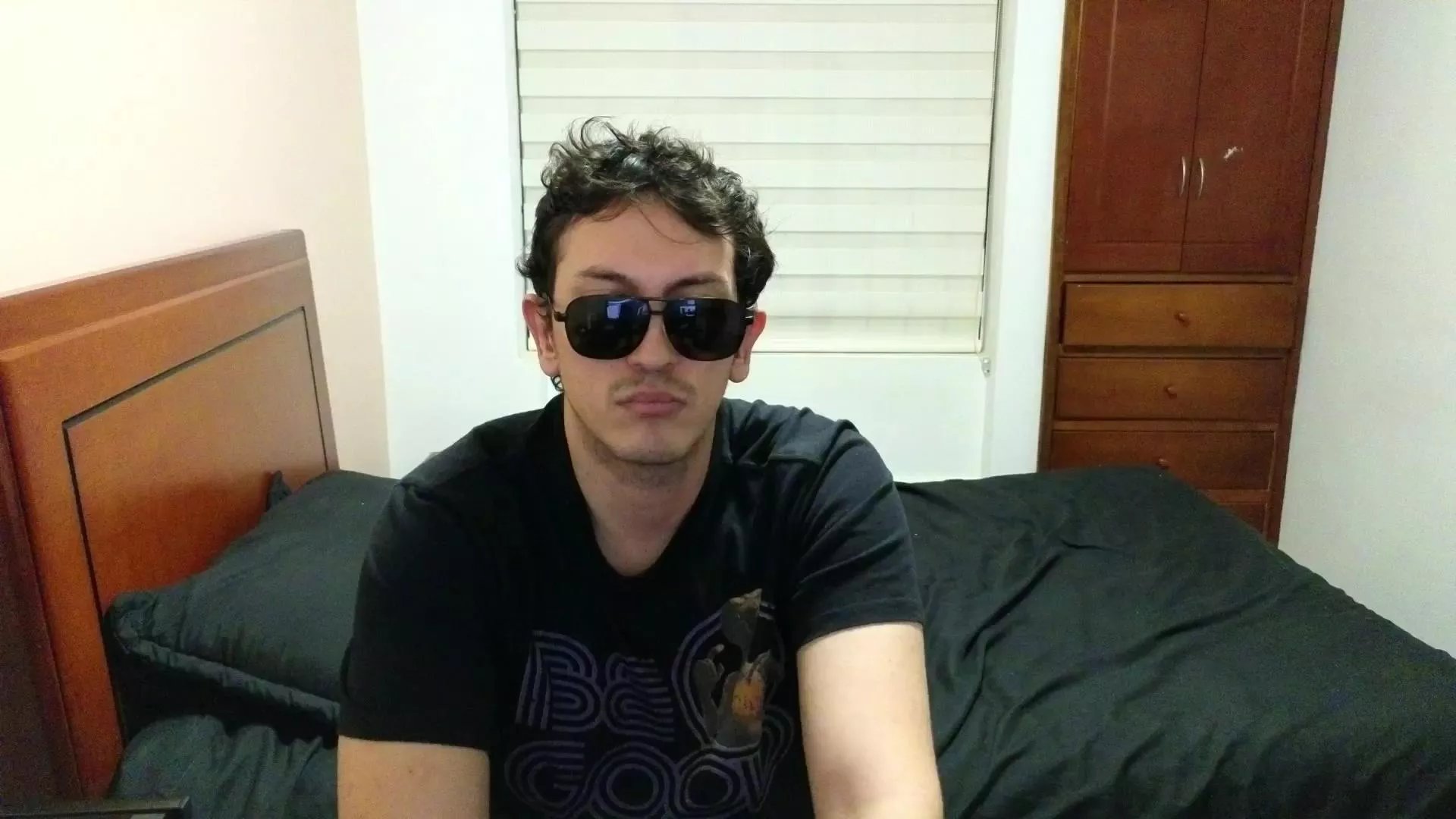 Offline Serguioguecha33 on Cam4