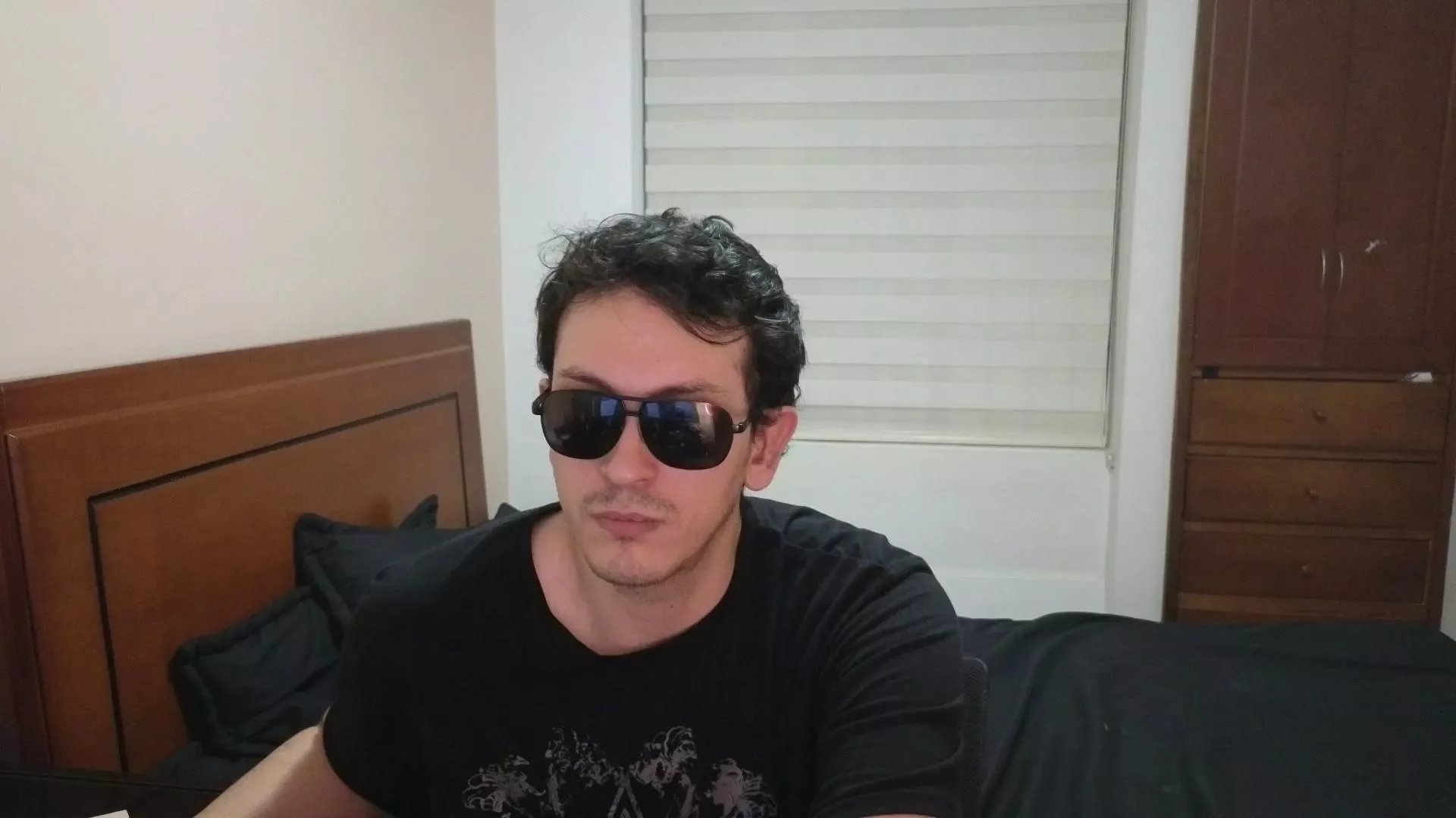 Offline Serguioguecha33 on Cam4