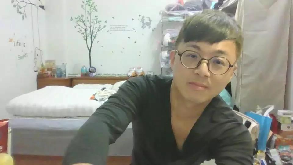 w2xist5 on Cam4 