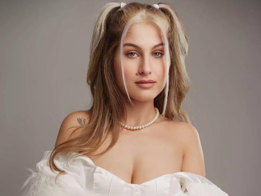MillenaBlossom on LiveJasmin 