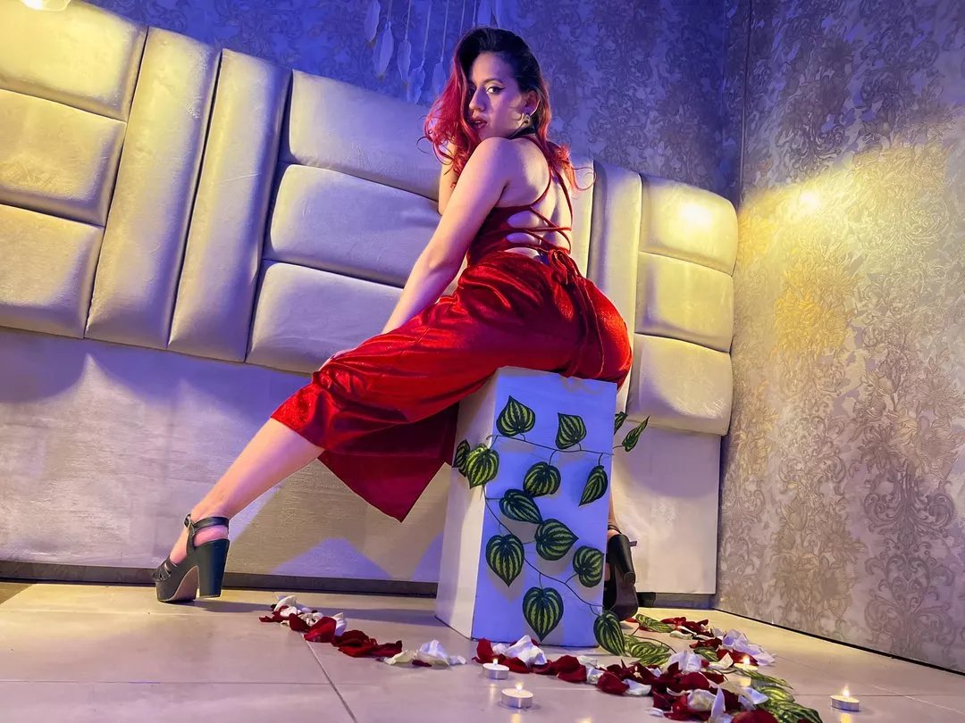 Offline MaggyQueenCol on Streamate