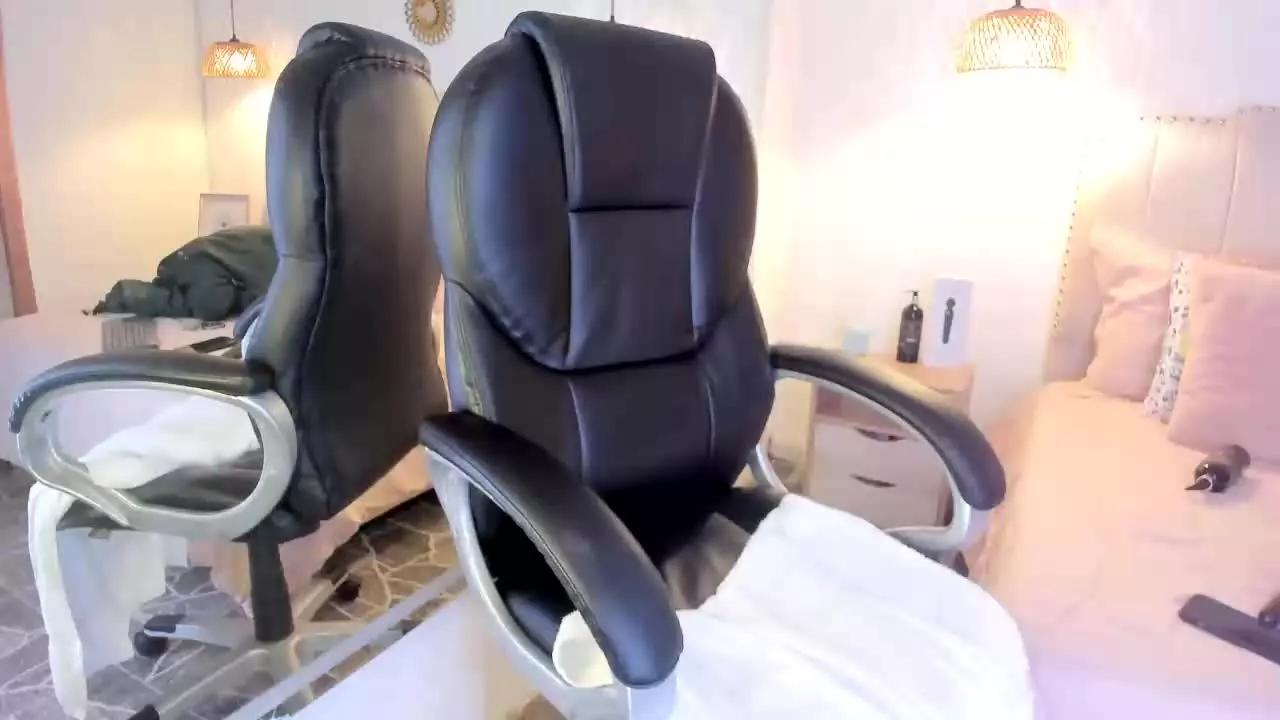 Adara_Cooper on Streamray 