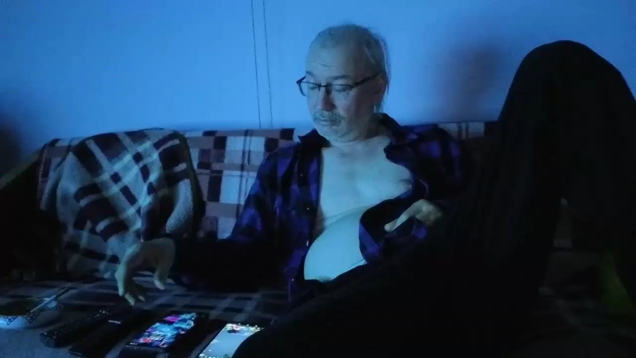 Offline cumloverboyxxx69 on Streamray