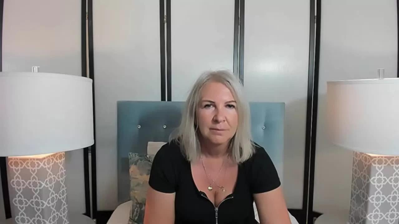 EricaWOMAN on Streamray 
