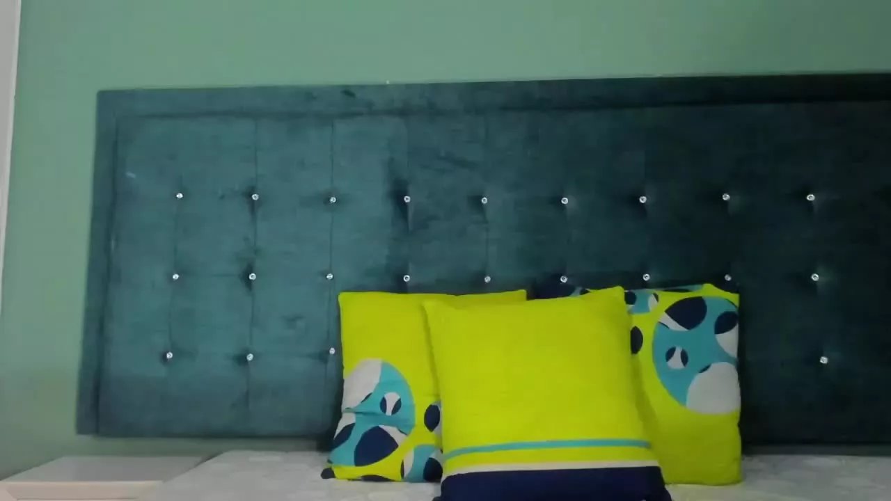 Offline RoxannaScott on Streamray