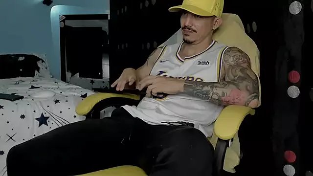 Offline Alex_motta on StripChat