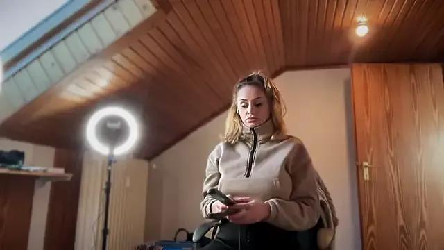 ClaireDeLunee on StripChat 