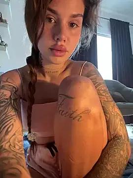 EmiliaCatalina on StripChat 