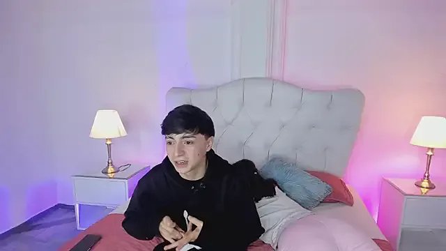 Freechat ethan_and_ava on StripChat