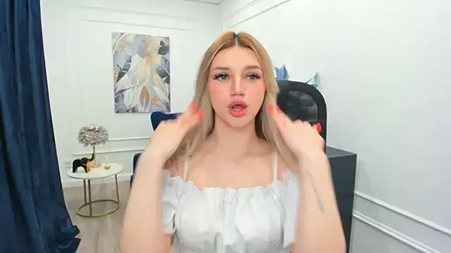 SelenaeMoore on StripChat 