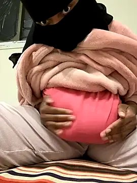 Offline Submissive_Arab on StripChat